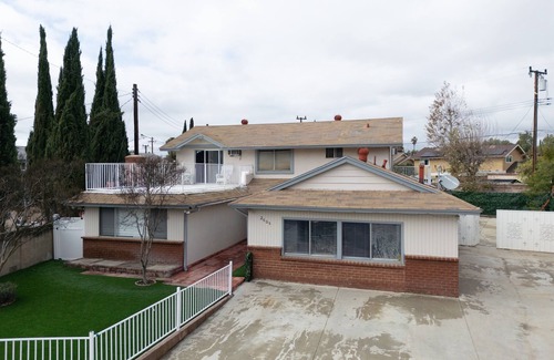 Simi Valley Apartamento | Big gated yard, Work/play room, King bed