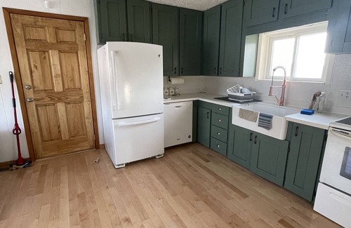 Clearview Casa | Big Historic Collingwood Home, Prime Location. Pet Friendly with Mountain Views