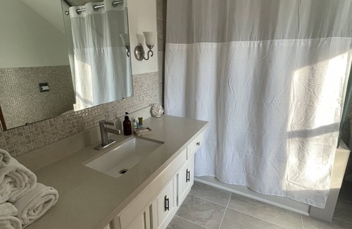 Clearview Casa | Big Historic Collingwood Home, Prime Location. Pet Friendly with Mountain Views