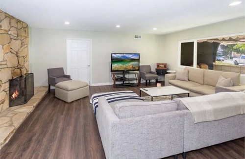 Simi Valley Casa | Big Home with Mini Golf Course Ideal for Long Stay