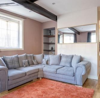 Abbey Casa | BIG House close to Metro Underground - Sleeps up to 13
