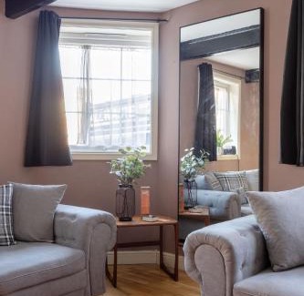 Abbey Casa | BIG House close to Metro Underground - Sleeps up to 13