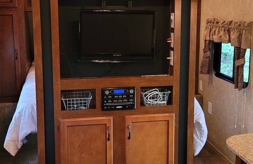 Upper New Cornwall Casa | Big Lake Mushamush -Beautiful 27 ft Coachmen Catalina Deluxe RV