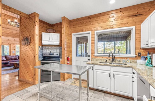 Townsend Cabina | Big Lodge* River Access * 11 beds *Sleeps 22*