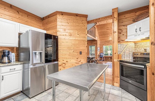 Townsend Cabina | Big Lodge* River Access * 11 beds *Sleeps 22*