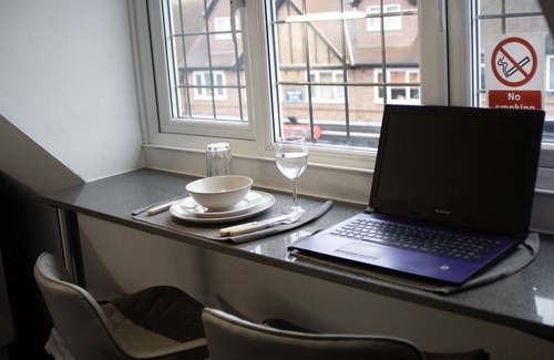 Sutton Casa | Big Loft in the Heart of Cheam Village (35 min from London City)