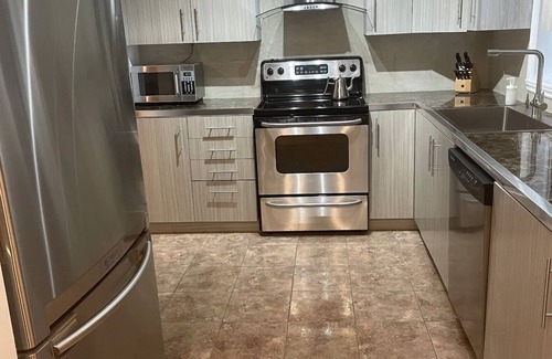 Greenfield Park Condominio | Big & Luxurious, Free Parking, King Size Bed, TV