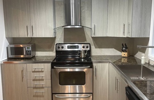 Greenfield Park Condominio | Big & Luxurious, Free Parking, King Size Bed, TV