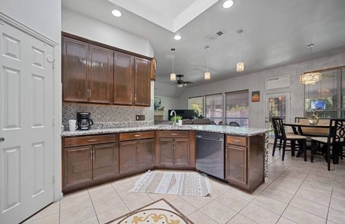 Southeast Arlington Casa | Big private yard, King bd, near lake & major hwy