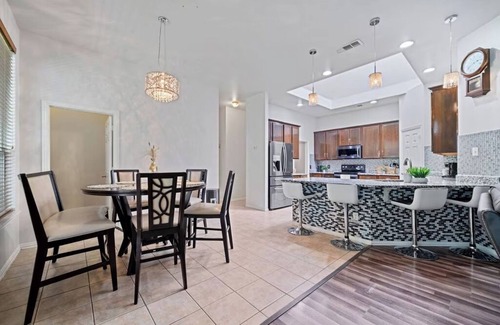 Southeast Arlington Casa | Big private yard, King bd, near lake & major hwy