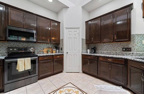 Southeast Arlington Casa | Big private yard, King bd, near lake & major hwy