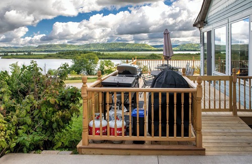 Minneiska Casa | Big River Escape Grandview Manse