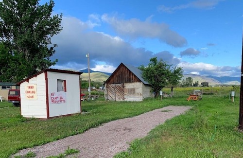 Glacier Country Alquiler De RV | Big River Rentals, Within Walking distance to the Flathead River.