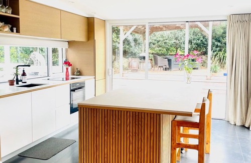 Christchurch District Casa | Big Sky Retreat - beautiful house and glamping yurts overlooking Akaroa Harbour.