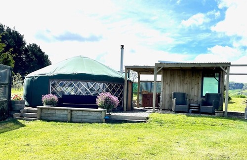 Christchurch District Casa | Big Sky Retreat - beautiful house and glamping yurts overlooking Akaroa Harbour.