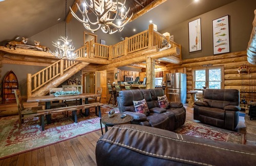 Robbinsville Cabina | Big Snowbird Creek Escape: Luxe Smoky Mountain Fishing Cabin