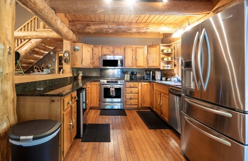Robbinsville Cabina | Big Snowbird Creek Escape: Luxe Smoky Mountain Fishing Cabin