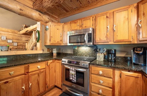 Robbinsville Cabina | Big Snowbird Creek Escape: Luxe Smoky Mountain Fishing Cabin