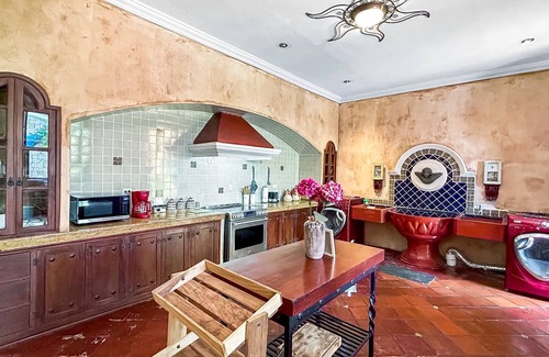 Ciudad Vieja Casa | Big Stylish House w/Jacuzzi & Lounge Pool