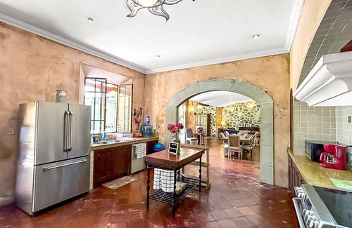 Ciudad Vieja Casa | Big Stylish House w/Jacuzzi & Lounge Pool