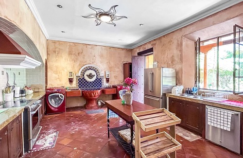 Ciudad Vieja Casa | Big Stylish House w/Jacuzzi & Lounge Pool