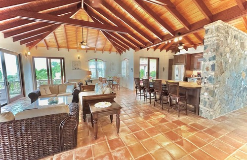 Estate Fortsberg Villa | Grandes vistas y olas rompiendo en los arrecifes de esta impresionante piscina privada Villa