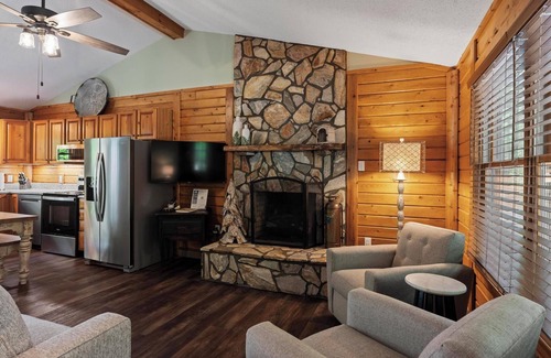 Purlear Cabina | Big Views & Seclusion at Chalk Dust Overlook - Newly Renovated Cabin in Purlear
