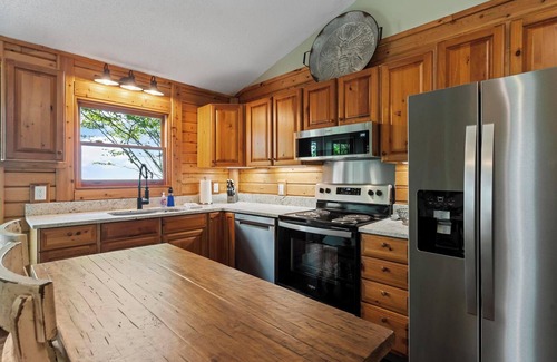 Purlear Cabina | Big Views & Seclusion at Chalk Dust Overlook - Newly Renovated Cabin in Purlear