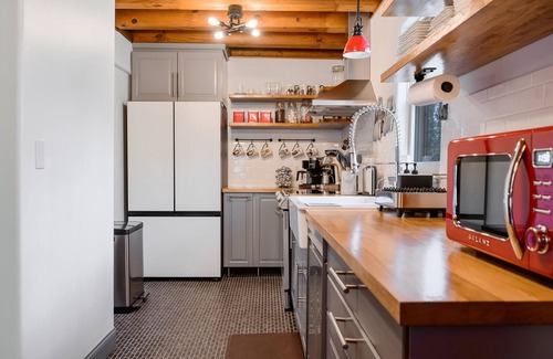 Raleigh Cabina | Big Warm Hug of a Cabin! Luxury Linens, Best Coffee Station for Miles