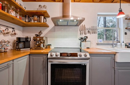 Raleigh Cabina | Big Warm Hug of a Cabin! Luxury Linens, Best Coffee Station for Miles