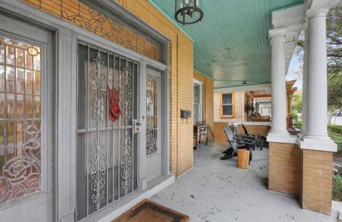Dixon Park Casa | Big Yellow Brick House - Victorian District