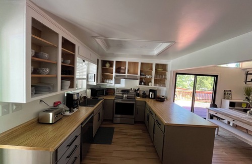 Oakhurst Cabina | Bigfoot Bungalow A charming 2-bedroom cabin with AC, WiFi in peaceful Oakhurst