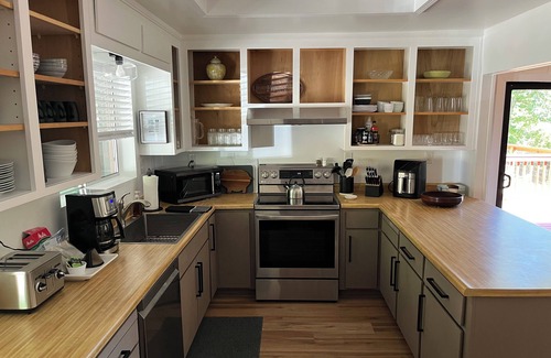 Oakhurst Cabina | Bigfoot Bungalow A charming 2-bedroom cabin with AC, WiFi in peaceful Oakhurst