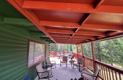 Oakhurst Cabina | Bigfoot Bungalow A charming 2-bedroom cabin with AC, WiFi in peaceful Oakhurst