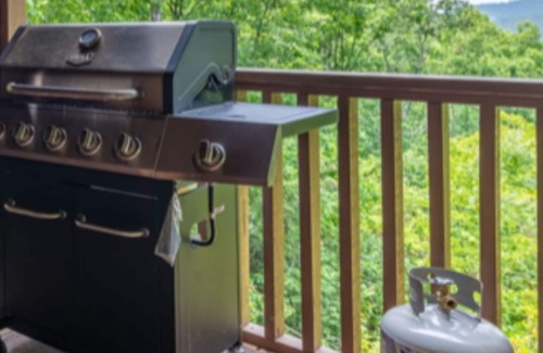 Oakhurst Cabina | Bigfoot Bungalow A charming 2-bedroom cabin with AC, WiFi in peaceful Oakhurst