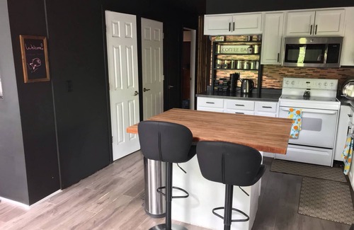 Farwell Casa | Bigfoot Retreat -Atv trails- Outdoor shower- Secret Game Room