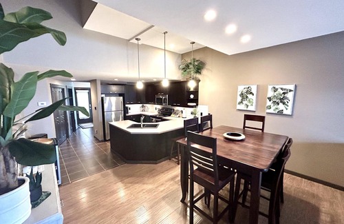 Scotch Creek Condominio | Bigfoot's Beach Retreat - Shuswap Vacation & Sledding Destination