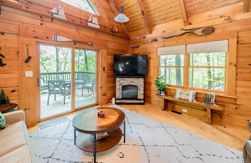 Westlake Corner Casa | Bigfoot's Mountain Bungalow - Cozy Lakefront Cabin: King Suites / Arcades / Dock
