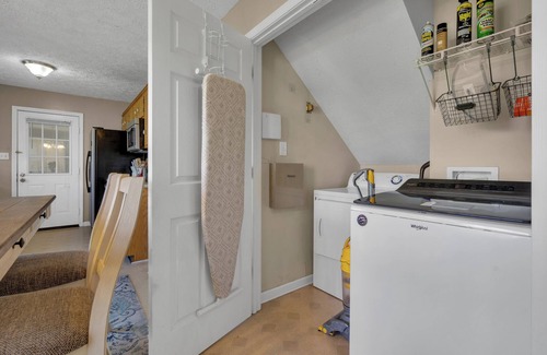 Oak Grove Casa | Bigger and Better BNB Mid-Term Stay with King Bed