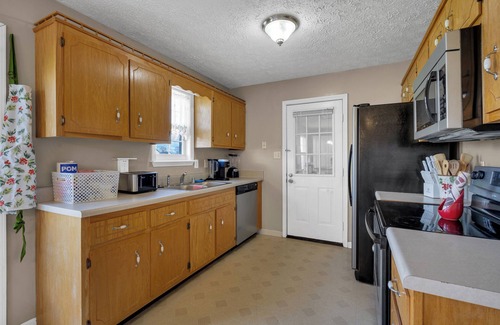 Oak Grove Casa | Bigger and Better BNB Mid-Term Stay with King Bed