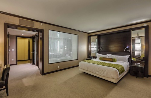 Las Vegas Strip Apartamento | Biggest Penthouse at Vdara! 2 BR Stunning 270° Strip Views! Sleeps 7! 42nd Floor