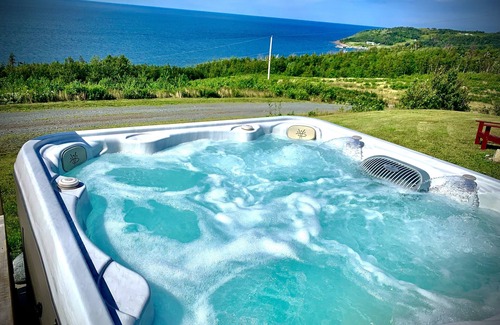 Livingstone Cove Cabaña | BigSky Sea Shanty: Enjoy Amazing Sunsets and Ocean Views from the Hot Tub !