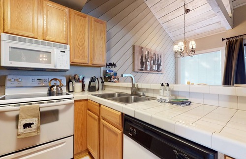 Majestic Pines Condominio | Bigwood 41 Cozy Mountain Cabin, Private Washer Dryer, 1 mile to Eagle Lodge by RedAwning