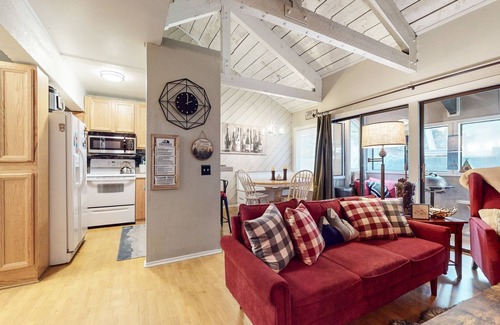 Majestic Pines Condominio | Bigwood 41 Cozy Mountain Cabin, Private Washer Dryer, 1 mile to Eagle Lodge by RedAwning