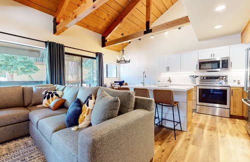 Majestic Pines Condominio | Bigwood #45 (2-Bedroom Condo) with Pool by RedAwning