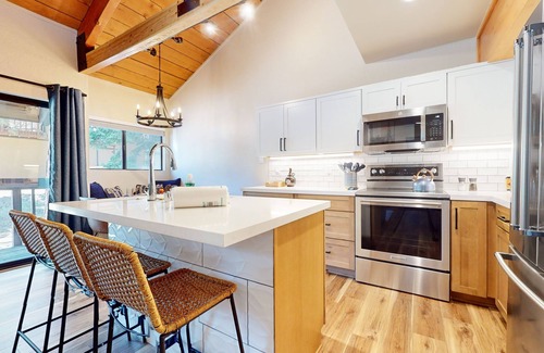 Majestic Pines Condominio | Bigwood #45 (2-Bedroom Condo) with Pool by RedAwning