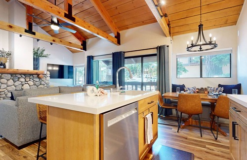 Majestic Pines Condominio | Bigwood #45 (2-Bedroom Condo) with Pool by RedAwning