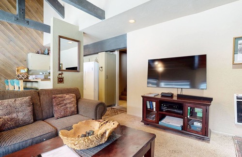 Majestic Pines Condominio | Bigwood 62 Quiet and Cozy in Forest Setting, with Garage Parking by RedAwning