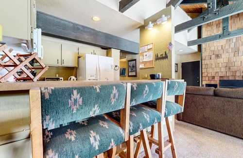 Majestic Pines Condominio | Bigwood 62 Quiet and Cozy in Forest Setting, with Garage Parking by RedAwning