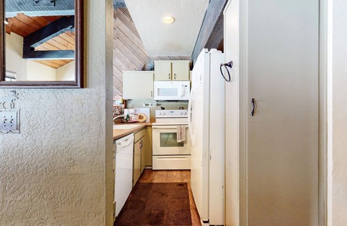 Majestic Pines Condominio | Bigwood 62 Quiet and Cozy in Forest Setting, with Garage Parking by RedAwning
